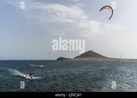 El Medano, Teneriffa, Spanien. 26.. Juli 2022. Kitesurfer gesehen Reiten am Strand von El Medano, auf Teneriffa. Die wichtigsten Hotspots auf Teneriffa, auf den Kanarischen Inseln, füllen sich im Sommer mit Touristen. (Bild: © Hugo Amaral/SOPA Images via ZUMA Press Wire) Stockfoto