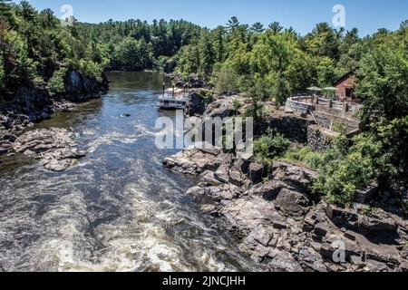 St. Croix River mit beiden Flussbooten; der TF Queen und der TF Princess und der River Rock Patio für die Taylors Falls Scenic Boat Tours, TF, Minnesota. Stockfoto