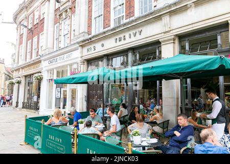 City of York, St Helens Square, Leute genießen Mittagessen im Ivy Restaurant, York City Centre, England, UK am Sommertag 2022 Stockfoto