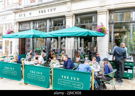 City of York, St Helens Square, Leute genießen Mittagessen im Ivy Restaurant, York City Centre, England, UK am Sommertag 2022 Stockfoto