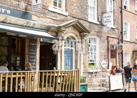 Cafe und Schloss Teestube im Zentrum von York, Leute, die außerhalb essen, Yorkshire, England, Großbritannien Stockfoto