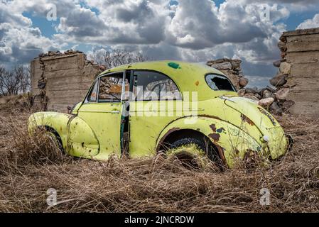 Ein verlassene klassische gelbe Wagen auf den Prärien in Saskatchewan Stockfoto