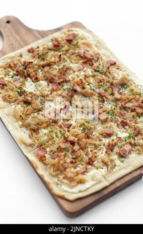 Flammkuchen tarte Flambee rechteckige Pizza mit Speck und Huhn auf weißem Hintergrund Stockfoto