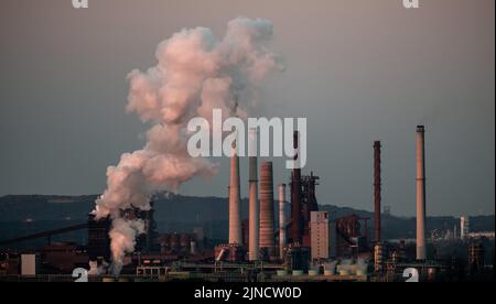 Moers, Deutschland. 09. August 2022. Aus dem Stahlwerk von thyssenkrupp in Duisburg steigt Dampf auf. Thyssenkrupp stellt am Donnerstag die Ergebnisse des vergangenen Geschäftsquartals vor. Quelle: Fabian Strauch/dpa/Alamy Live News Stockfoto