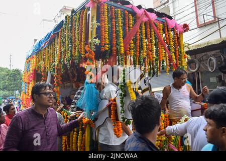 Neu-Delhi, Indien Juli 01 2022 - Eine riesige Versammlung von Anhängern aus verschiedenen Teilen von Delhi anlässlich der ratha yatra oder rathyatra. Rath für Lord Stockfoto