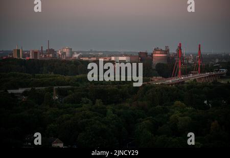 Moers, Deutschland. 09. August 2022. Das Stahlwerk von thyssenkrupp in Duisburg ist vom Rheinpreussen-Schlammhaufen aus zu sehen. Thyssenkrupp stellt am Donnerstag die Ergebnisse des vergangenen Geschäftsquartals vor. Quelle: Fabian Strauch/dpa/Alamy Live News Stockfoto