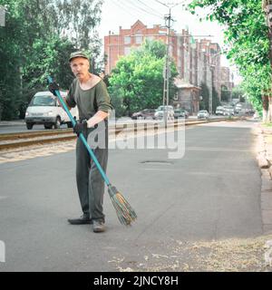 15.. Juni 2022, Russland, Tomsk, Straßenreiniger auf Stadthintergrund Editorial Stockfoto