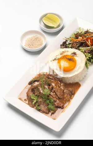 Traditionelles kambodschanisches Lok Lak Rührbeef mit Reisgericht auf weißem Hintergrund Stockfoto