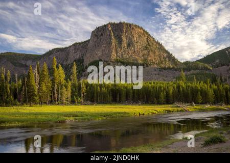 Die späte Sonne leuchtet auf der Westseite des Mount Haynes, einem Wahrzeichen am Madison River und der West Entrance Road des Yellowstone NP, WY USA. Stockfoto