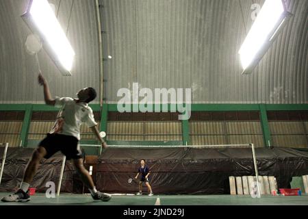 Junge Badmintonathleten spielen in einem Match für Männer-Singles während einer Trainingseinheit im Jaya Raya Badmintonclub in Jakarta, Indonesien. Stockfoto