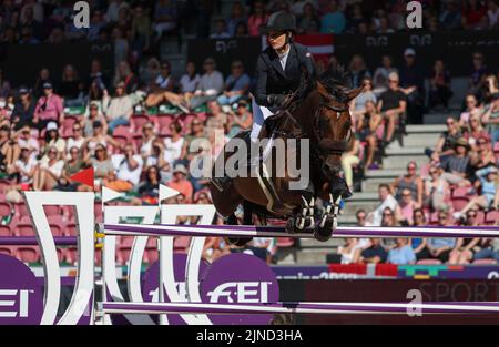 Herning, Dänemark. 10. August 2022. Pferdesport: Weltmeisterschaft, Springreiten. Springreiter Cecilie Hatteland (Norwegen) reitet Missy. Quelle: Friso Gentsch/dpa/Alamy Live News Stockfoto