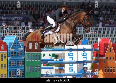 Herning, Dänemark. 10. August 2022. Pferdesport: Weltmeisterschaft, Springreiten. Springreiter Cecilie Hatteland (Norwegen) reitet Missy. Quelle: Friso Gentsch/dpa/Alamy Live News Stockfoto