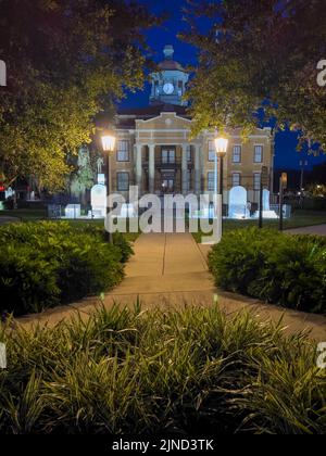 25. JULI 2022, INVERNESS, FL: Das historische Citrus County Courthouse, erbaut 1912, wurde 1992 und in das National Register of Historic Places aufgenommen Stockfoto