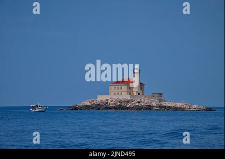 Leuchtturm im klaren blauen Adriatischen Meer Stockfoto