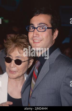 Yoko Ono und Sean Lennon nehmen am 14. Juli 2002 an der Eröffnungsnacht von „Robin Williams Live on Broadway“ im Broadway Theatre in New York City Teil. Foto: Henry McGee/MediaPunch Stockfoto