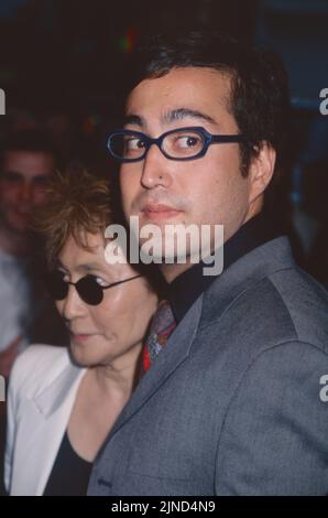 Yoko Ono und Sean Lennon nehmen am 14. Juli 2002 an der Eröffnungsnacht von „Robin Williams Live on Broadway“ im Broadway Theatre in New York City Teil. Foto: Henry McGee/MediaPunch Stockfoto