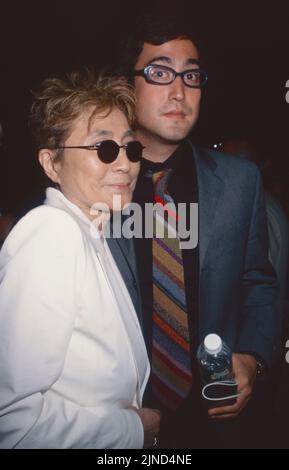 Yoko Ono und Sean Lennon nehmen am 14. Juli 2002 an der Eröffnungsnacht von „Robin Williams Live on Broadway“ im Broadway Theatre in New York City Teil. Foto: Henry McGee/MediaPunch Stockfoto