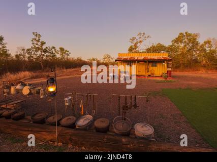 Mondschein-Ansicht von Marksie's Stockman's Camp, einer beliebten Touristenattraktion in Katherine, Northern Territory, NT, Australien Stockfoto