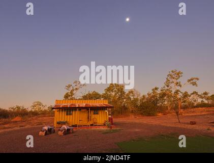 Mondschein-Ansicht von Marksie's Stockman's Camp, einer beliebten Touristenattraktion in Katherine, Northern Territory, NT, Australien Stockfoto