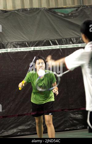 Junge Badmintonathleten spielen in einem Match für Frauen-Doppelspiele während einer Trainingseinheit im Jaya Raya Badmintonclub in Jakarta, Indonesien. Stockfoto