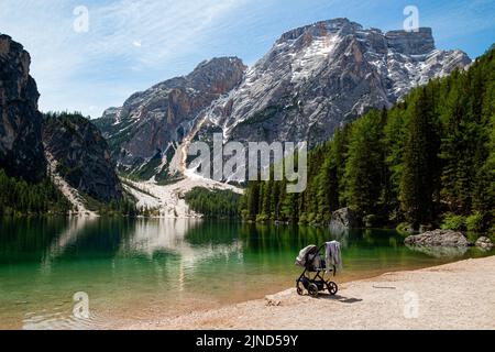 Wanderweg am See am Pragser Wildsee (Pragser See) in den Dolomiten, UNESCO Weltkulturerbe, Südtirol, Italien Stockfoto