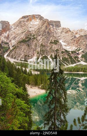 Der Seekofel spiegelt sich im klaren, ruhigen Wasser des berühmten Naturgebirgssees Pragser Wildsee (Pragser See) in den Dolomiten, UNESCO-Weltkulturerbe Stockfoto