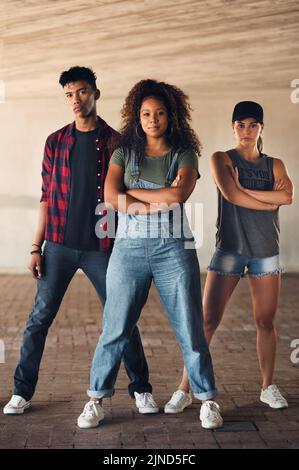 Waren immer bereit für eine Herausforderung. Eine Gruppe von Tänzern üben und posieren zusammen in der Stadt. Stockfoto