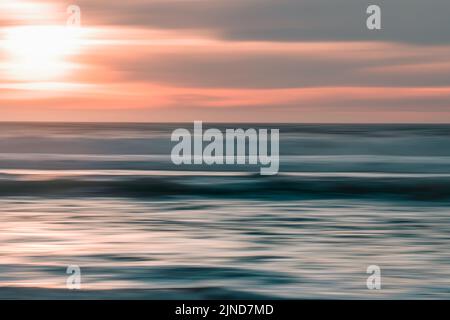 Rosa Sonnenuntergang über dem Meer, abstrakter Seestandhintergrund in hellen rot-rosa und blauen Farben, Design, Kopierraum Stockfoto