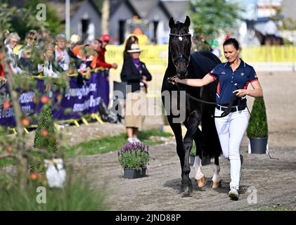 Herning, Dänemark. 10. August 2022. Weltreiterspiele. Stallungen. Adrienne Lyle (USA) reitet SALVINO während der Dressurpferdeprüfung. Kredit: Sport In Bildern/Alamy Live Nachrichten Stockfoto