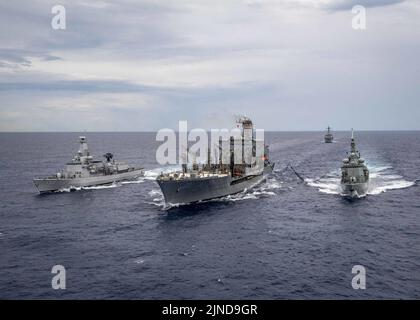 Die belgische Marine Karel Doorman-Klasse Fregatte Leopold I (F930), links, und die portugiesische Marine Fregatte NRP Francisco de Almeida (F334), rechts (48575482327) Stockfoto