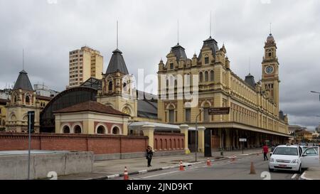 Architektonisches Detail des Bahnhofs Estação da Luz im Stadtteil Luz im Stadtzentrum der Stadt. Stockfoto