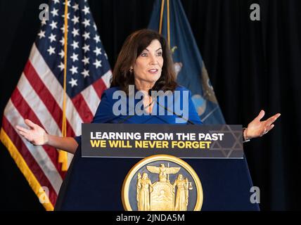 New York, USA. 10. August 2022. Gouverneur Hochul spricht, bevor er am 10. August 2022 im Museum of Jewish Heritage in New York ein Gesetz zur Unterstützung und Ehre von Holocaust-Überlebenden unterzeichnet. (Foto von Lev Radin/Sipa USA) Quelle: SIPA USA/Alamy Live News Stockfoto