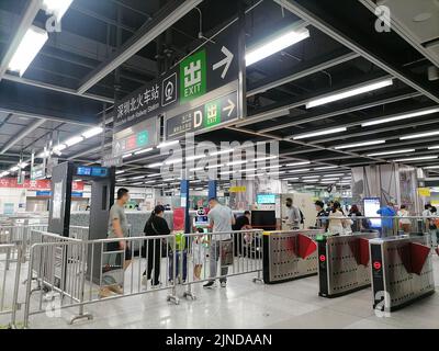 Shenzhen, China: Passagiere, die mit der Hochgeschwindigkeitsbahn nach Shenzhen einreisen, müssen über einen grünen Code für die 48-Stunden-Nukleinsäureerkennung verfügen. A1 das Exit-Personal überprüft den Stockfoto