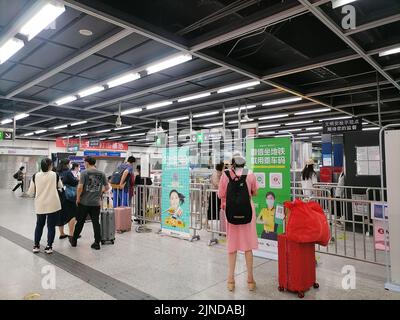Shenzhen, China: Passagiere, die mit der Hochgeschwindigkeitsbahn nach Shenzhen einreisen, müssen über einen grünen Code für die 48-Stunden-Nukleinsäureerkennung verfügen. A1 das Exit-Personal überprüft den Stockfoto