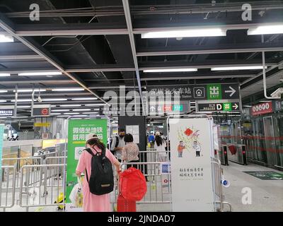 Shenzhen, China: Passagiere, die mit der Hochgeschwindigkeitsbahn nach Shenzhen einreisen, müssen über einen grünen Code für die 48-Stunden-Nukleinsäureerkennung verfügen. A1 das Exit-Personal überprüft den Stockfoto