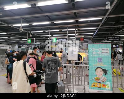 Shenzhen, China: Passagiere, die mit der Hochgeschwindigkeitsbahn nach Shenzhen einreisen, müssen über einen grünen Code für die 48-Stunden-Nukleinsäureerkennung verfügen. A1 das Exit-Personal überprüft den Stockfoto