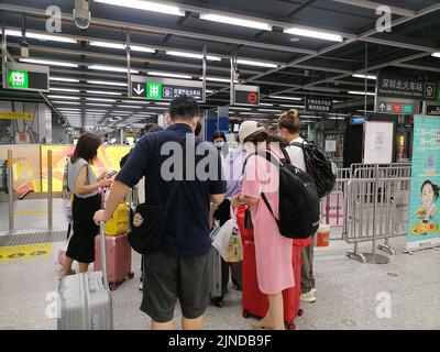Shenzhen, China: Passagiere, die mit der Hochgeschwindigkeitsbahn nach Shenzhen einreisen, müssen über einen grünen Code für die 48-Stunden-Nukleinsäureerkennung verfügen. A1 das Exit-Personal überprüft den Stockfoto