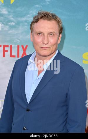 Los Angeles, USA. 10. August 2022. LOS ANGELES, USA. 10. August 2022: Oliver Masucci bei der Premiere der 'Day Shift' im Regal LA Live. Bildquelle: Paul Smith/Alamy Live News Stockfoto