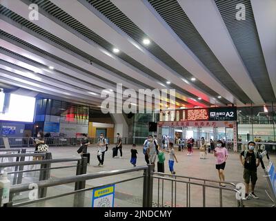 Shenzhen, China: Passagiere, die mit der Hochgeschwindigkeitsbahn nach Shenzhen einreisen, müssen über einen grünen Code für die 48-Stunden-Nukleinsäureerkennung verfügen. A1 das Exit-Personal überprüft den Stockfoto