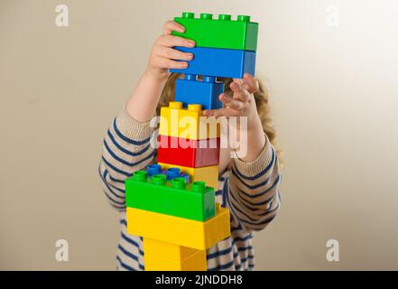 Datei-Foto vom 24/01/16 von einem Kind im Vorschulalter, das mit Plastikbausteinen spielt, da fast die Hälfte der schottischen Räte noch nicht über die Stundensätze entscheiden müssen, die sie für Kinderbetreuer zahlen werden, wenn das akademische Jahr nächste Woche beginnt. Stockfoto