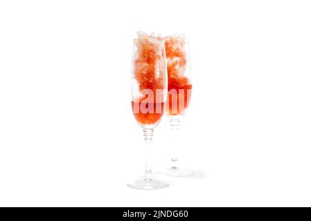 Cocktail Wein gefroren . Rotwein mit Eis auf weißem Hintergrund isolieren Stockfoto