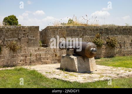 Artillerie-Kanone auf der Verteidigungsmauer in der Altstadt von Akko, Israel Stockfoto