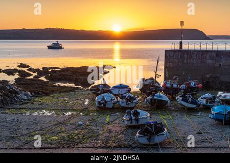 Ein wunderschöner Sonnenaufgang am Hafen von Portscatho in Cornwall, England. Stockfoto