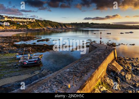 Ein wunderschöner Sonnenaufgang am Hafen von Portscatho in Cornwall, England. Stockfoto