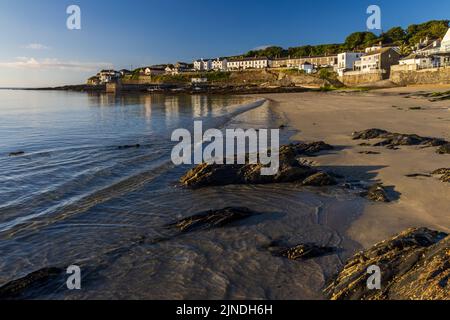 Portscatho Beach in Cornwall, kurz nach Sonnenaufgang. Stockfoto