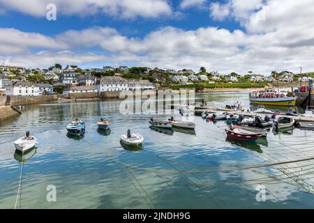 Verankerte Boote am malerischen Hafen von St. Mawes auf der Roseland Peninsula in Cornwall. Stockfoto