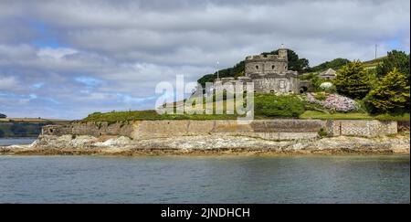 16. Jahrhundert St. Mawes Castle auf der Halbinsel Roseland in Cornwall, von der Fähre St. Mawes/Falmouth genommen. Stockfoto