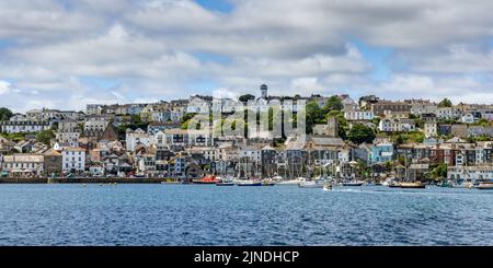 Der Hafen und die Uferpromenade der Fal-Mündung in der Küstenstadt Falmouth in Cornwall. Aufgenommen von der Fähre St. Mawes/Falmouth. Stockfoto