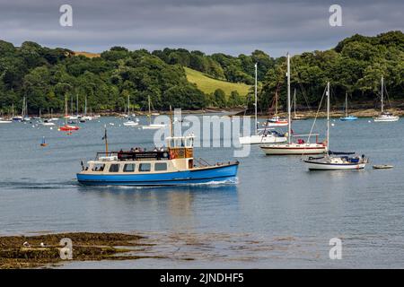 Die Fähre nach Falmouth verlässt den Hafen von St. Mawes in Cornwall, england. Stockfoto