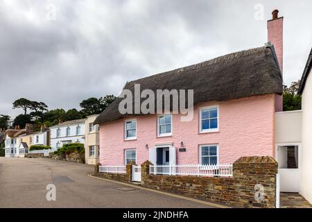 Pink Cottage und andere malerische Ferienhäuser im Küstendorf St. Mawes auf der Halbinsel Roseland an der Küste Cornichs.